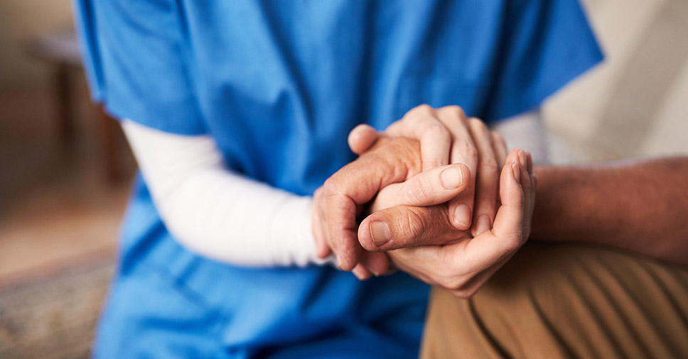 Como contratar um cuidador de idosos de confiança? Veja nossas dicas!